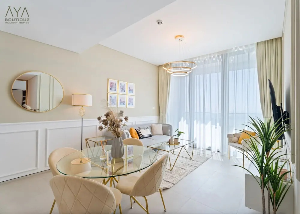 Дубай: Aya - Canal View From this 1BR in Jumeirah Gate Tower 1