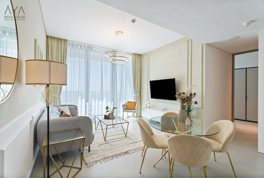 Дубай: Aya - Canal View From this 1BR in Jumeirah Gate Tower 1