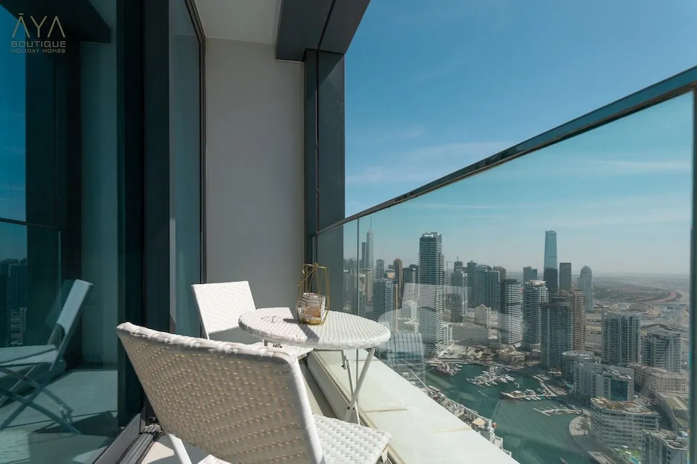 Дубай: Aya - Canal View From this 1BR in Jumeirah Gate Tower 1