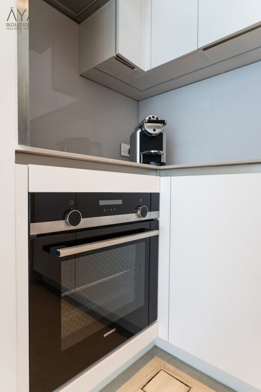 Дубай: Aya - Canal View From this 1BR in Jumeirah Gate Tower 1