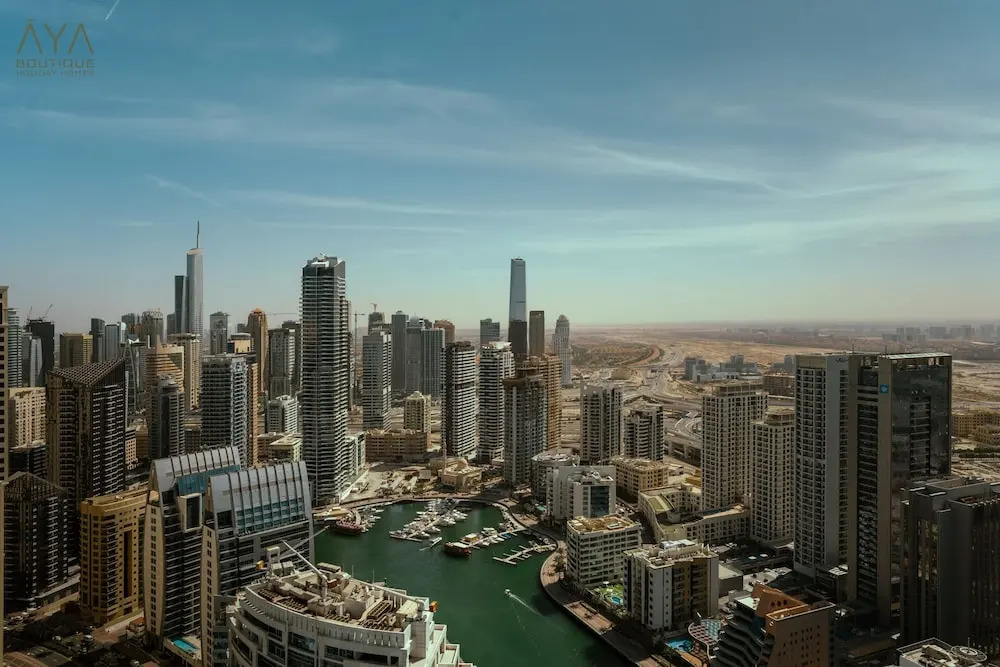 Дубай: Aya - Canal View From this 1BR in Jumeirah Gate Tower 1
