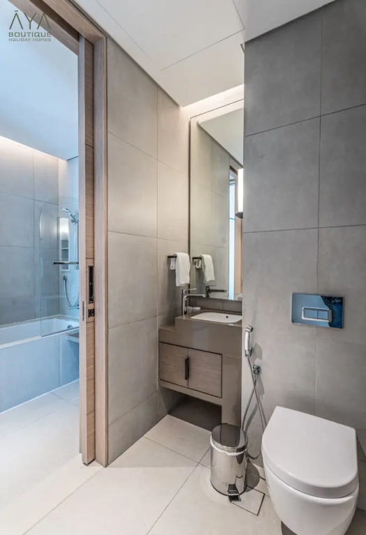 Дубай: Aya - Canal View From this 1BR in Jumeirah Gate Tower 1
