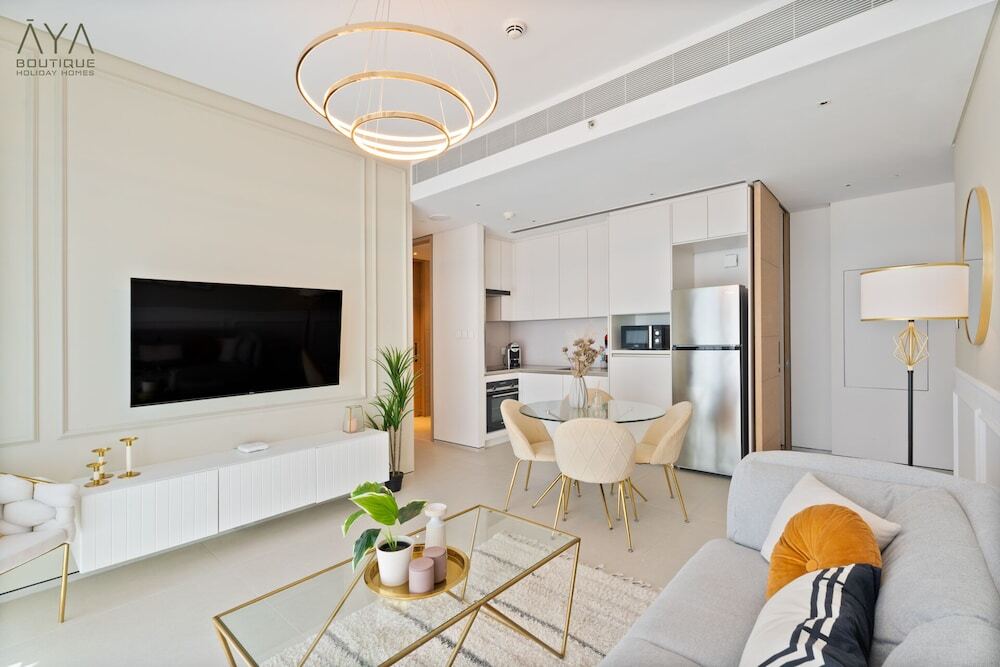 Дубай: Aya - Canal View From this 1BR in Jumeirah Gate Tower 1