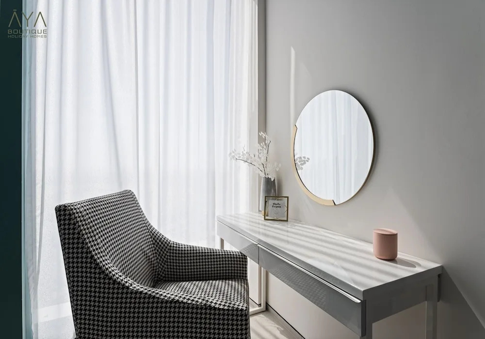 Дубай: Aya - Canal View From this 1BR in Jumeirah Gate Tower 1