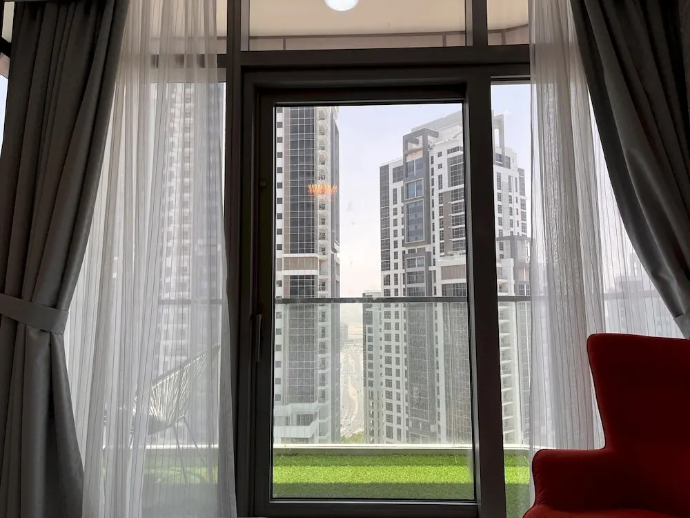 Дубай: Elegant 2 BHK Paramount Tower City View