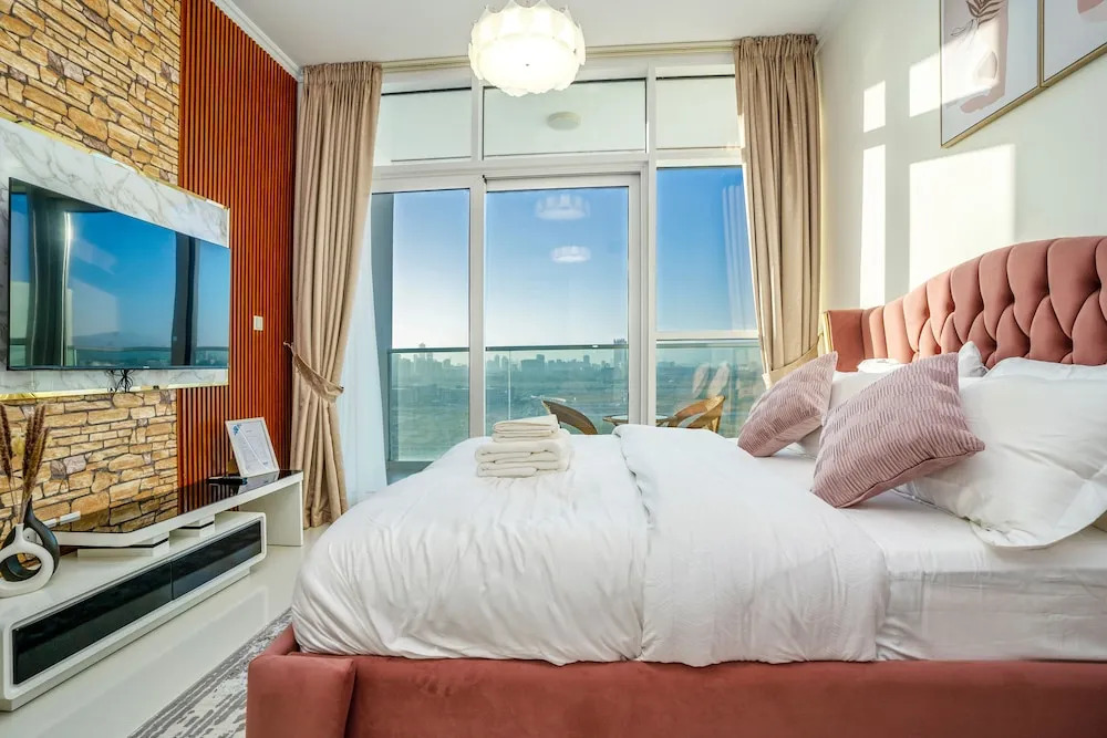 Дубай: Tanin - Wake Up To Dubai Skyline From This Stylish Studio