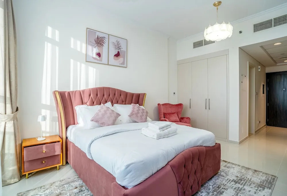 Дубай: Tanin - Wake Up To Dubai Skyline From This Stylish Studio