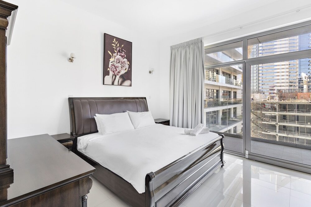 Дубай: WelHome - Urban Retreat With Terrace And City Views