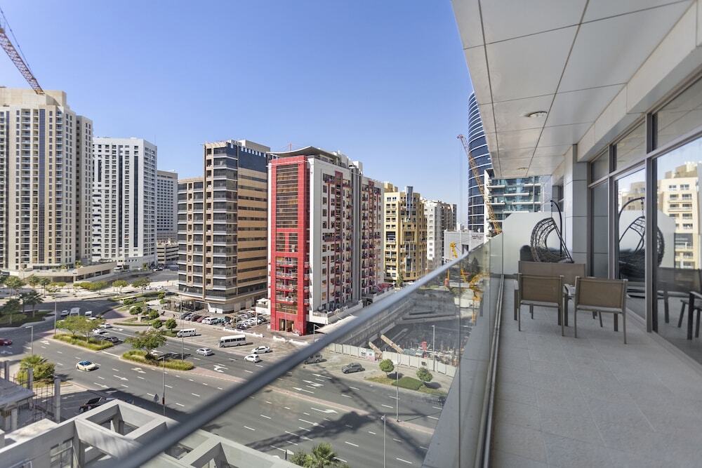 Дубай: WelHome - Urban Retreat With Terrace And City Views