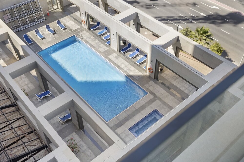 Дубай: WelHome - Urban Retreat With Terrace And City Views