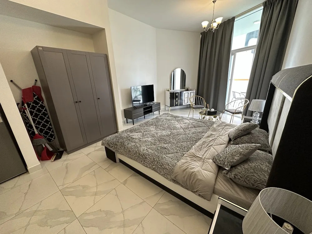 Дубай: Master Piece - Elegant Studio With Canal View in Business Bay