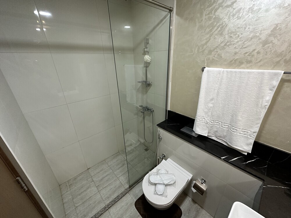 Дубай: Master Piece - Elegant Studio With Canal View in Business Bay
