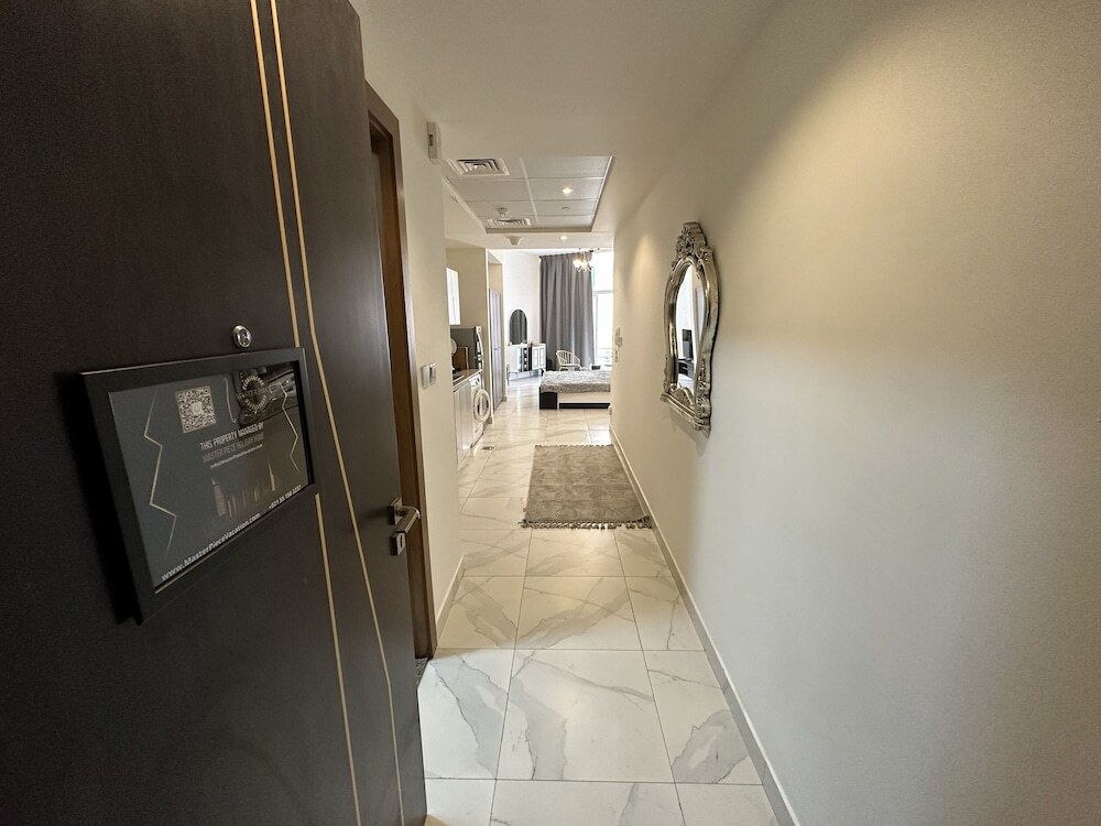 Дубай: Master Piece - Elegant Studio With Canal View in Business Bay