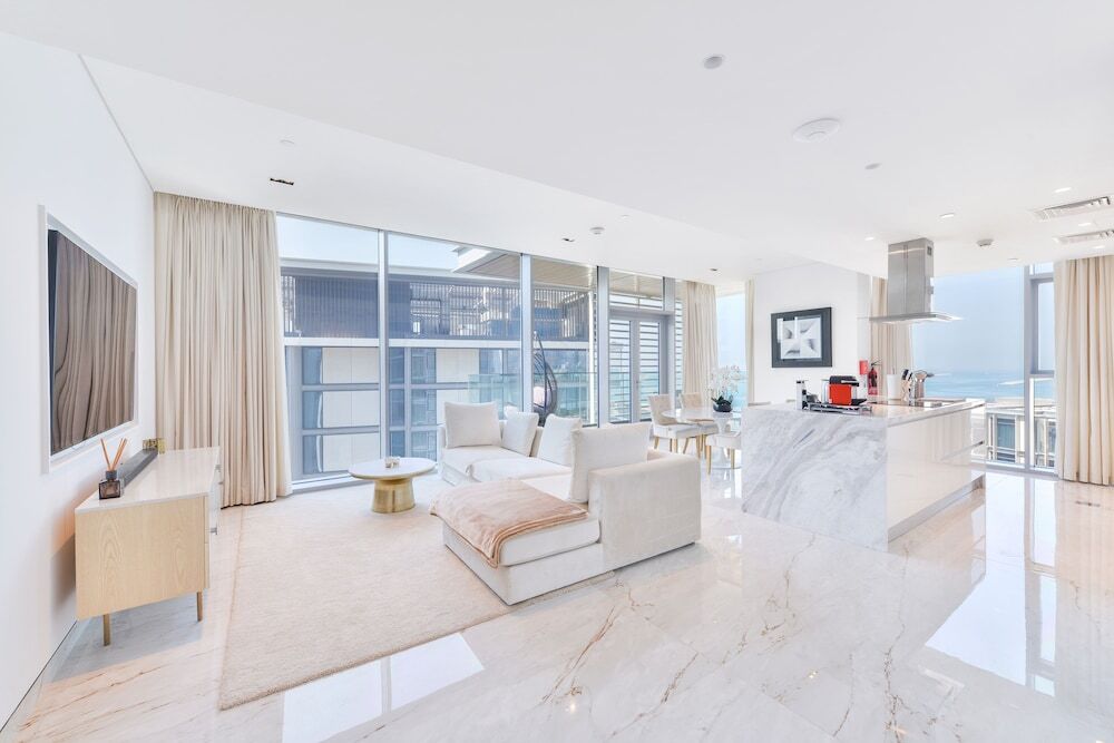 Дубай: Luxury 2BR plus maids room in Bluewaters