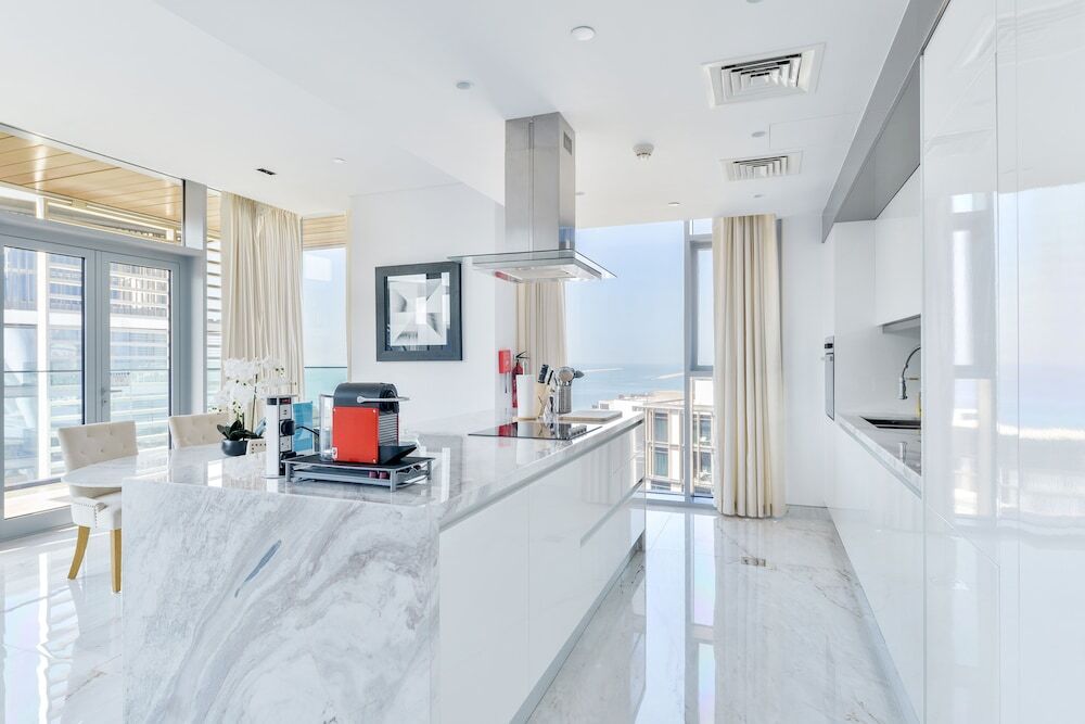 Дубай: Luxury 2BR plus maids room in Bluewaters