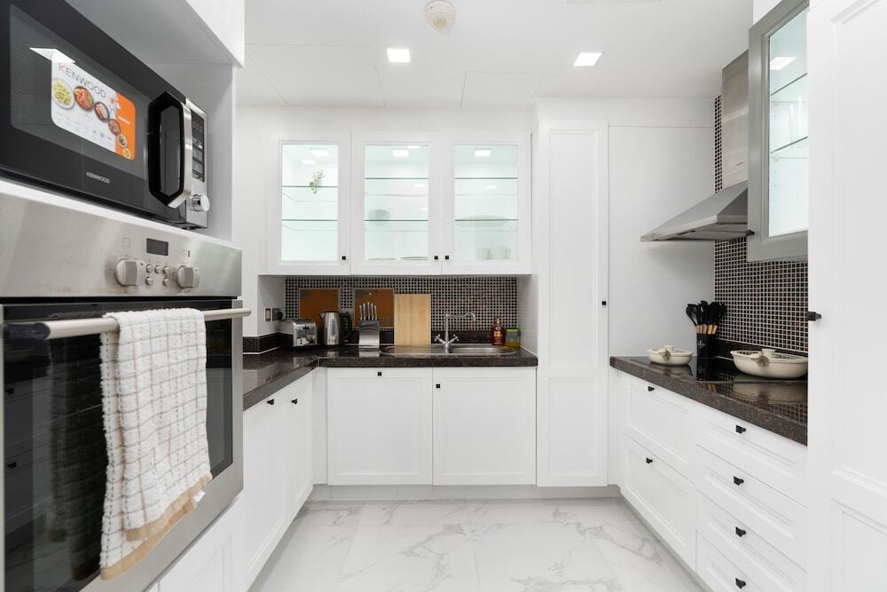 Дубай: Whitesage - Fully Renovated Spacious 2BR Apt. with Burj Views