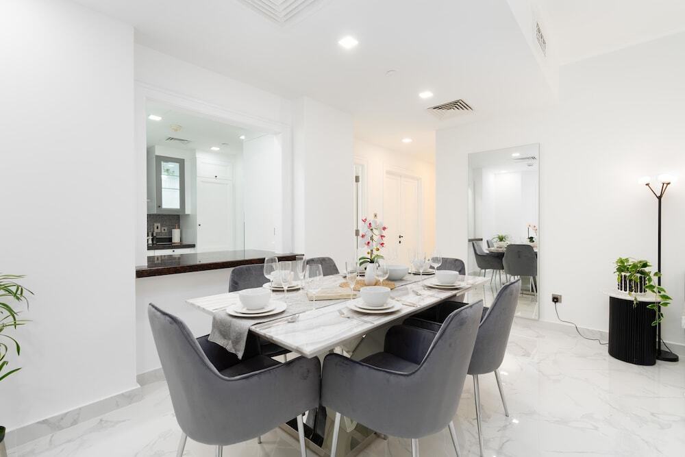 Дубай: Whitesage - Fully Renovated Spacious 2BR Apt. with Burj Views