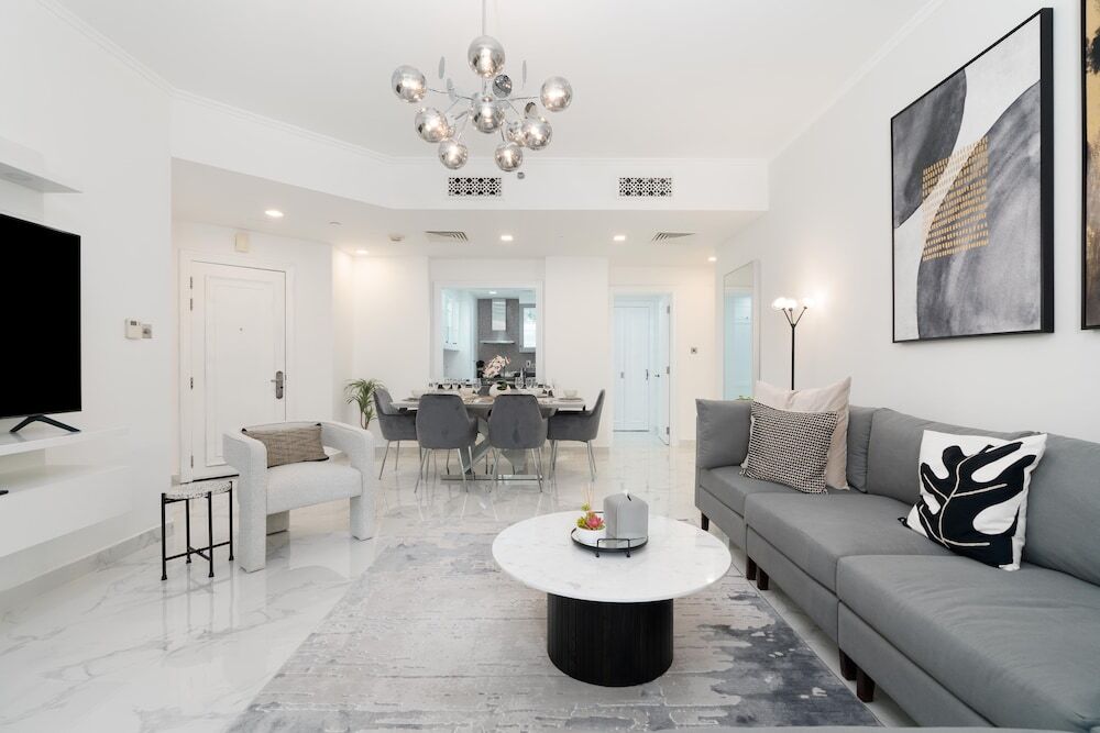Дубай: Whitesage - Fully Renovated Spacious 2BR Apt. with Burj Views