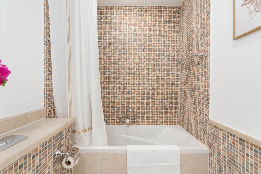 Дубай: Whitesage - Fully Renovated Spacious 2BR Apt. with Burj Views