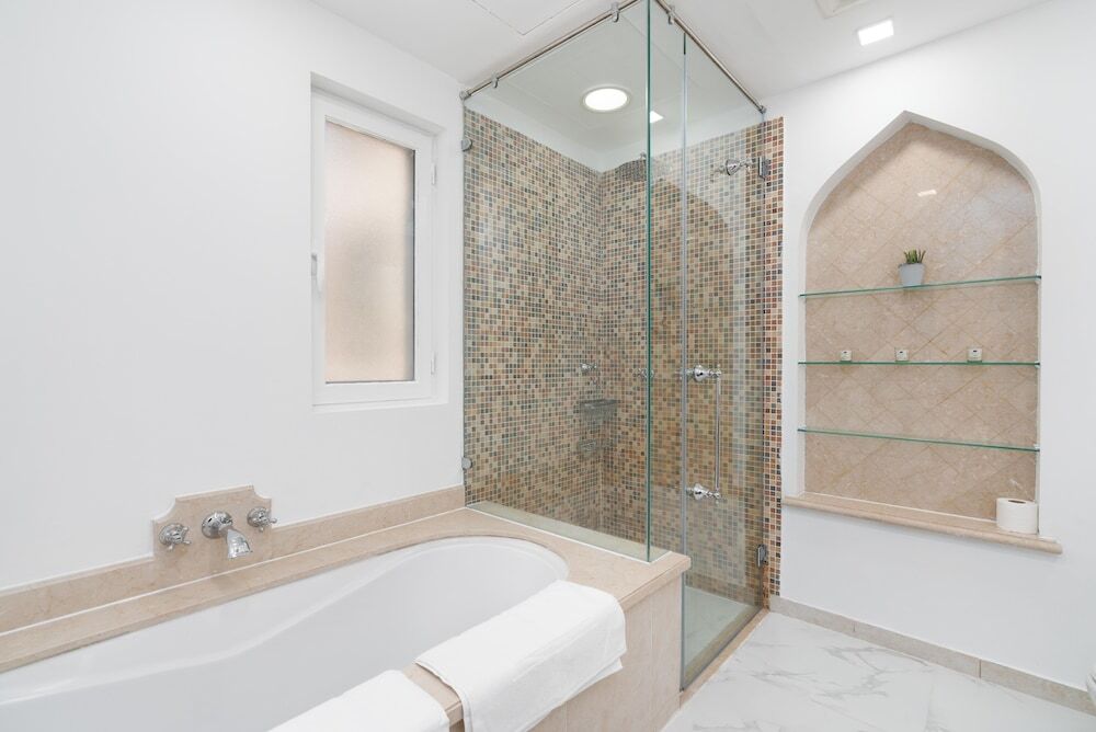 Дубай: Whitesage - Fully Renovated Spacious 2BR Apt. with Burj Views