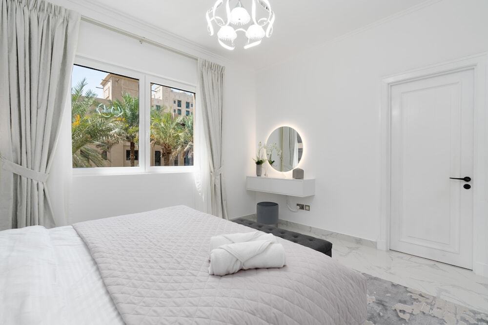 Дубай: Whitesage - Fully Renovated Spacious 2BR Apt. with Burj Views