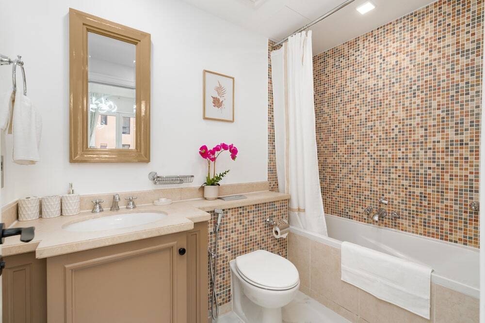 Дубай: Whitesage - Fully Renovated Spacious 2BR Apt. with Burj Views