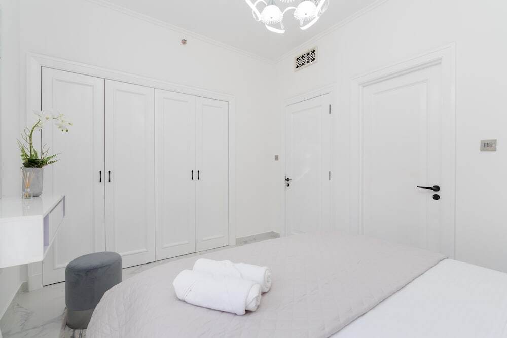 Дубай: Whitesage - Fully Renovated Spacious 2BR Apt. with Burj Views