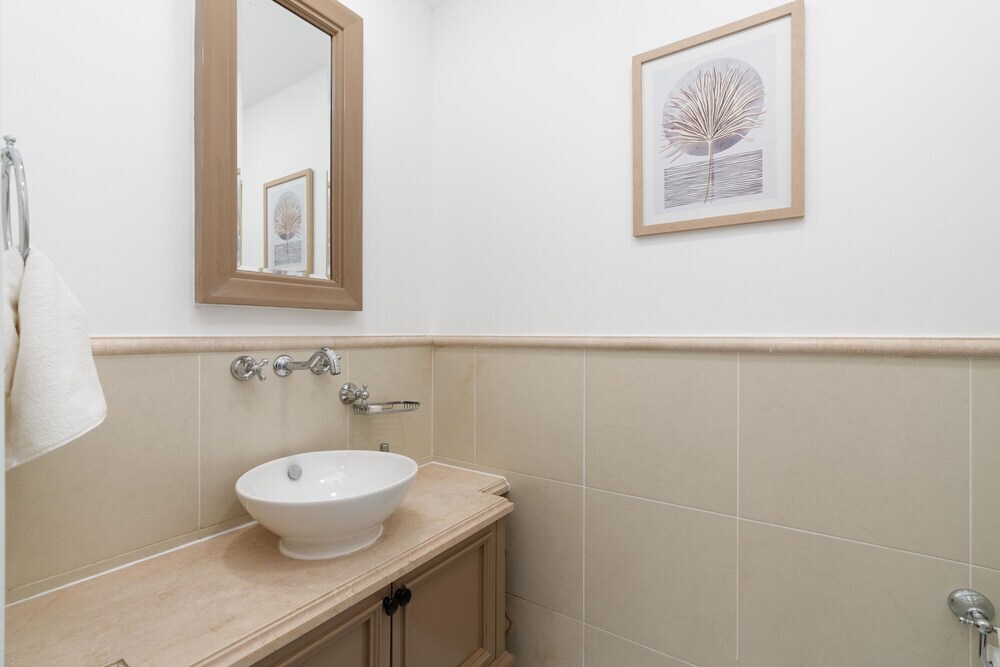 Дубай: Whitesage - Fully Renovated Spacious 2BR Apt. with Burj Views
