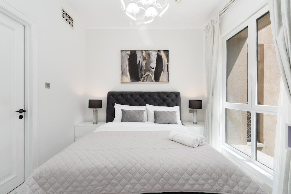 Дубай: Whitesage - Fully Renovated Spacious 2BR Apt. with Burj Views