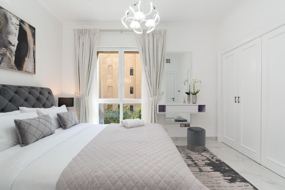 Дубай: Whitesage - Fully Renovated Spacious 2BR Apt. with Burj Views
