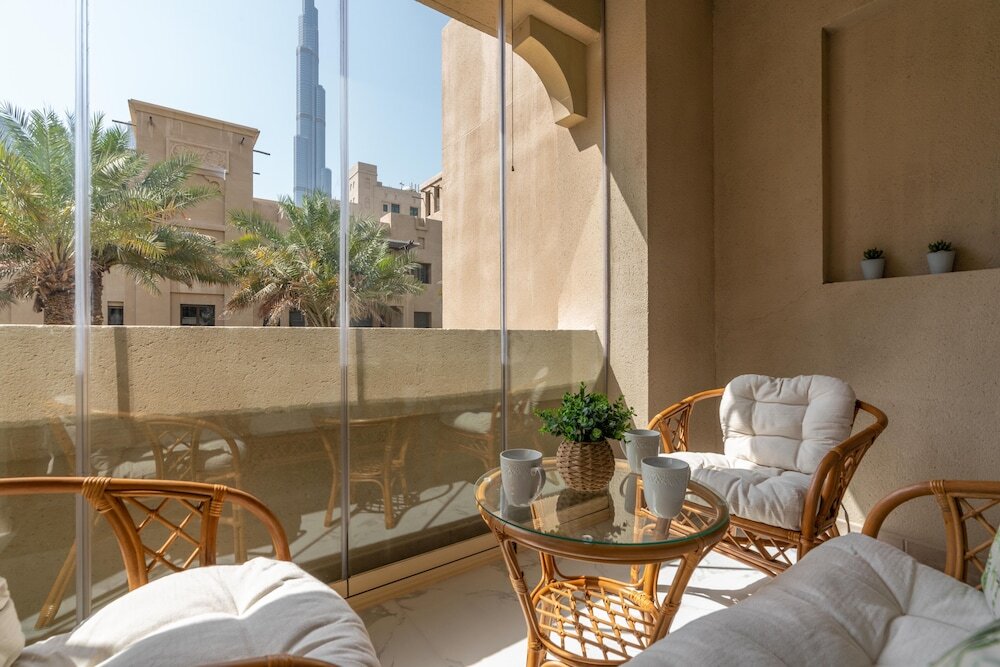 Дубай: Whitesage - Fully Renovated Spacious 2BR Apt. with Burj Views