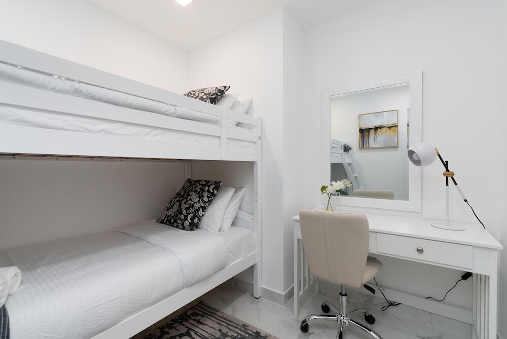 Дубай: Whitesage - Fully Renovated Spacious 2BR Apt. with Burj Views