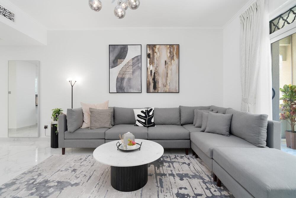 Дубай: Whitesage - Fully Renovated Spacious 2BR Apt. with Burj Views
