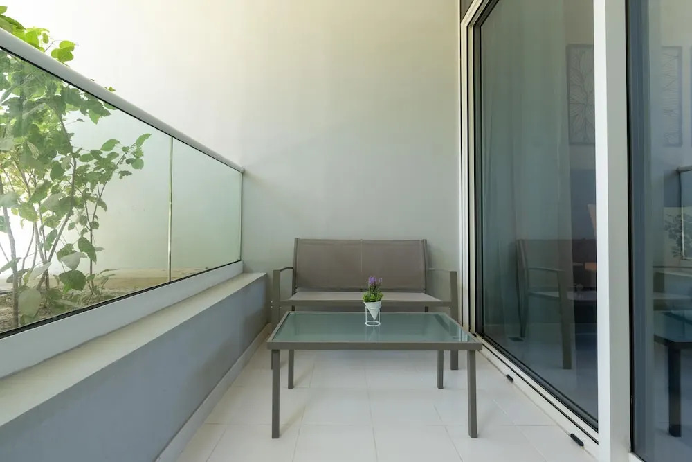 Дубай: Whitesage - Stylish Apt With Balconies In The Heart of Dubai