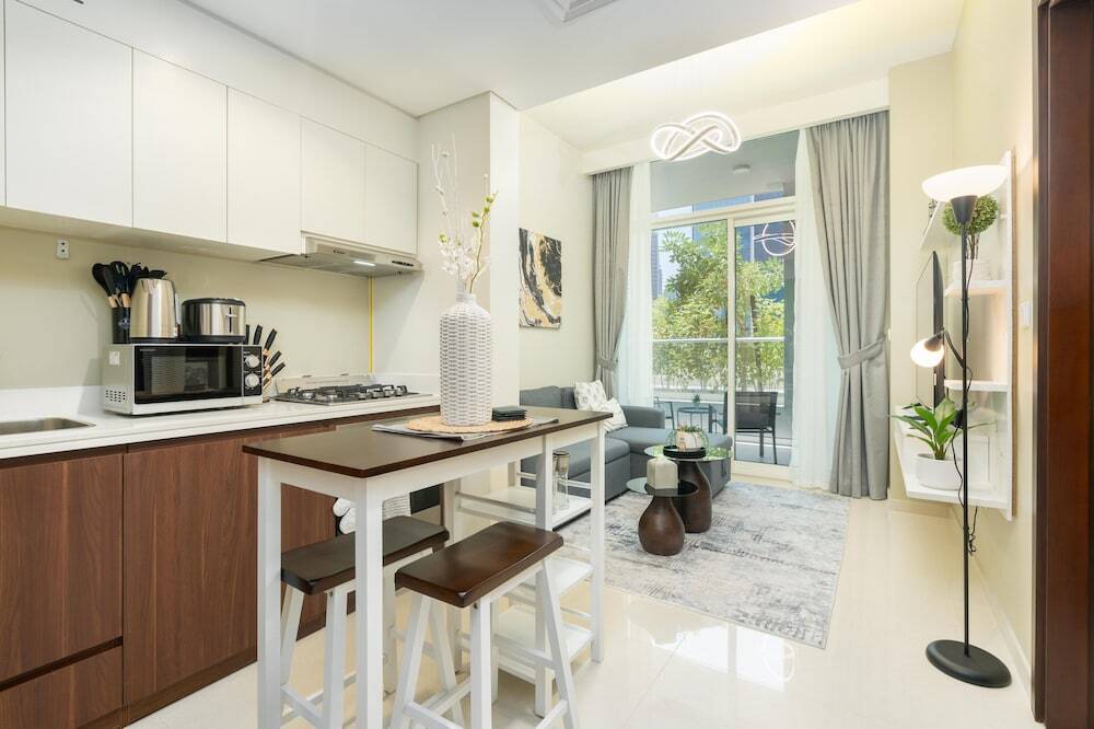Дубай: Whitesage - Stylish Apt With Balconies In The Heart of Dubai