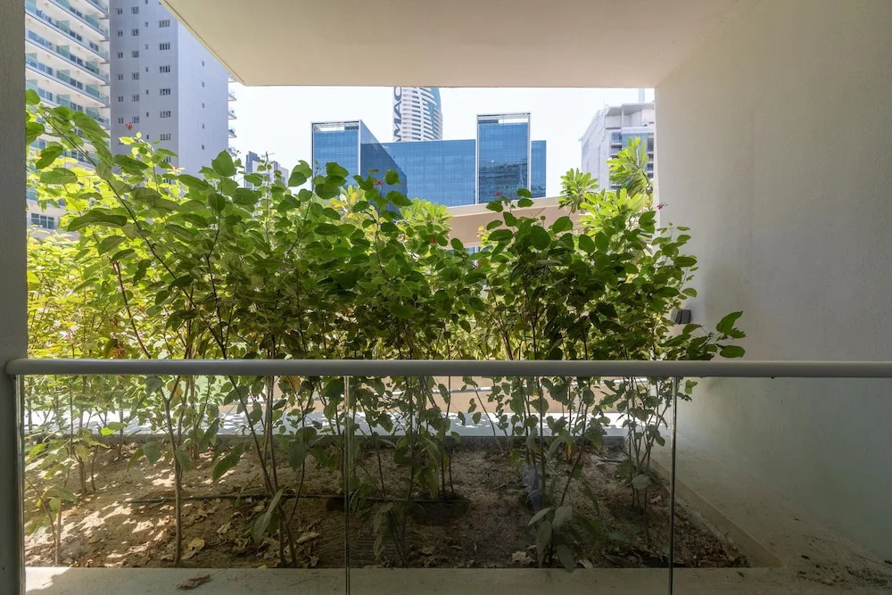 Дубай: Whitesage - Stylish Apt With Balconies In The Heart of Dubai