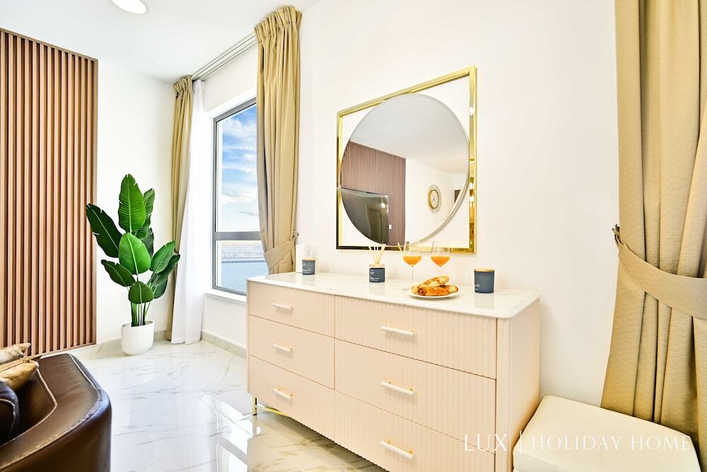 Дубай: LUX  The Murjan Sea View Suite