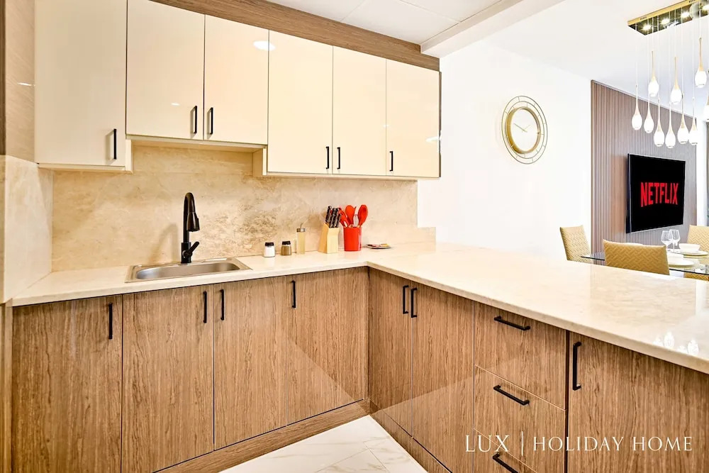 Дубай: LUX  The Murjan Sea View Suite