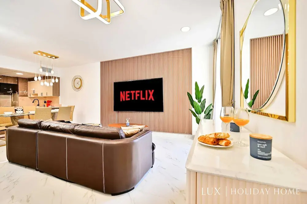 Дубай: LUX  The Murjan Sea View Suite