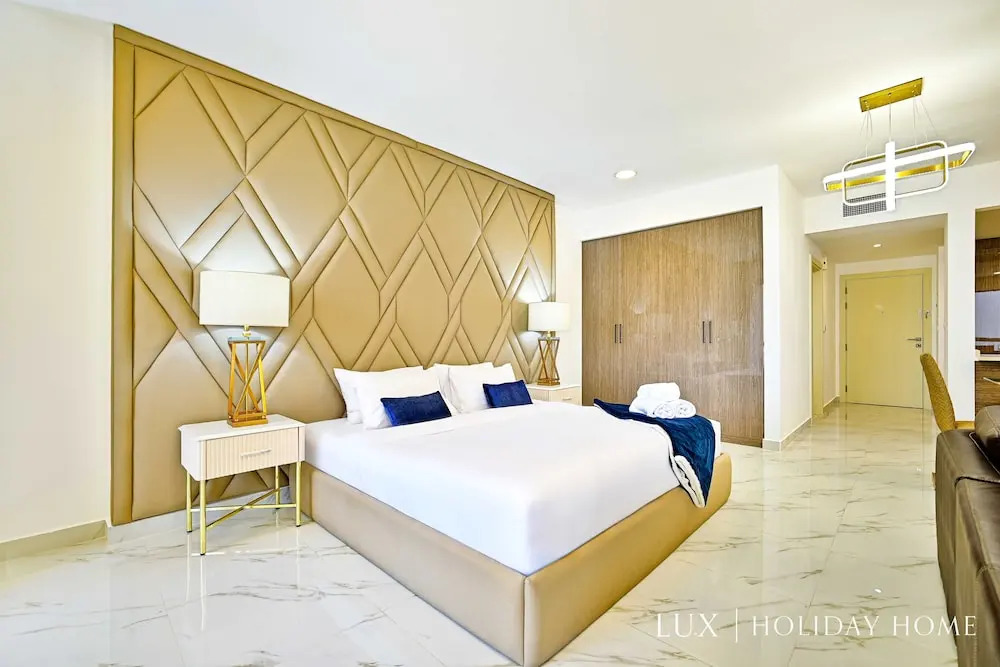Дубай: LUX  The Murjan Sea View Suite