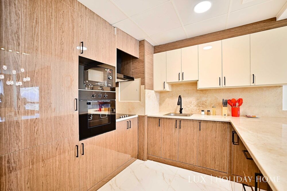 Дубай: LUX  The Murjan Sea View Suite
