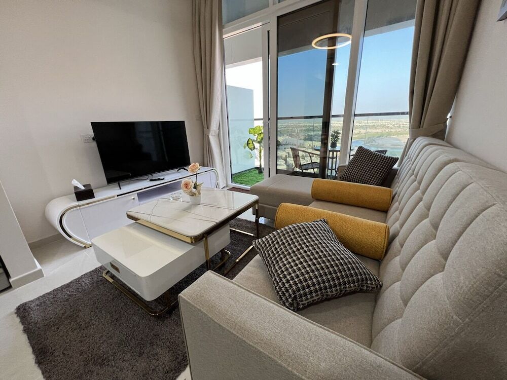 Дубай: Master piece - Lush Green Oasis With Balcony With Stunning Views