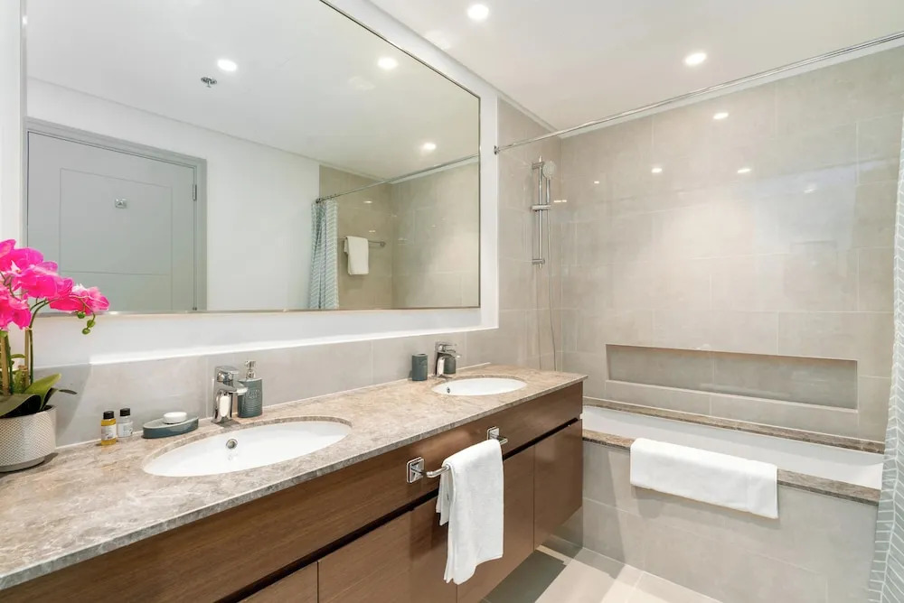 Дубай: Whitesage - Chic Condo With Incredible Fountain and Sea View