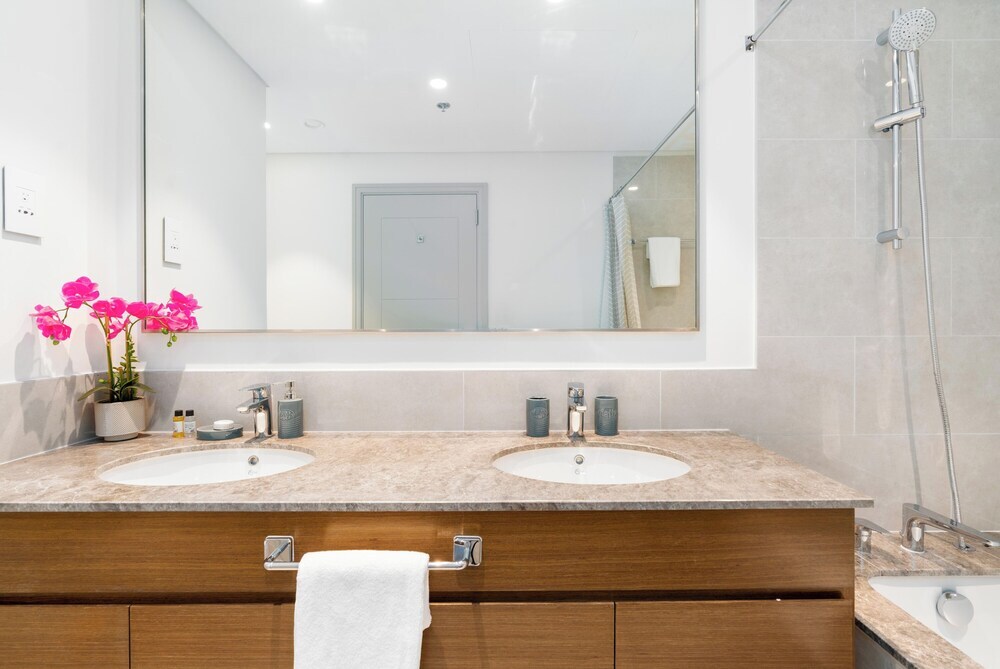 Дубай: Whitesage - Chic Condo With Incredible Fountain and Sea View