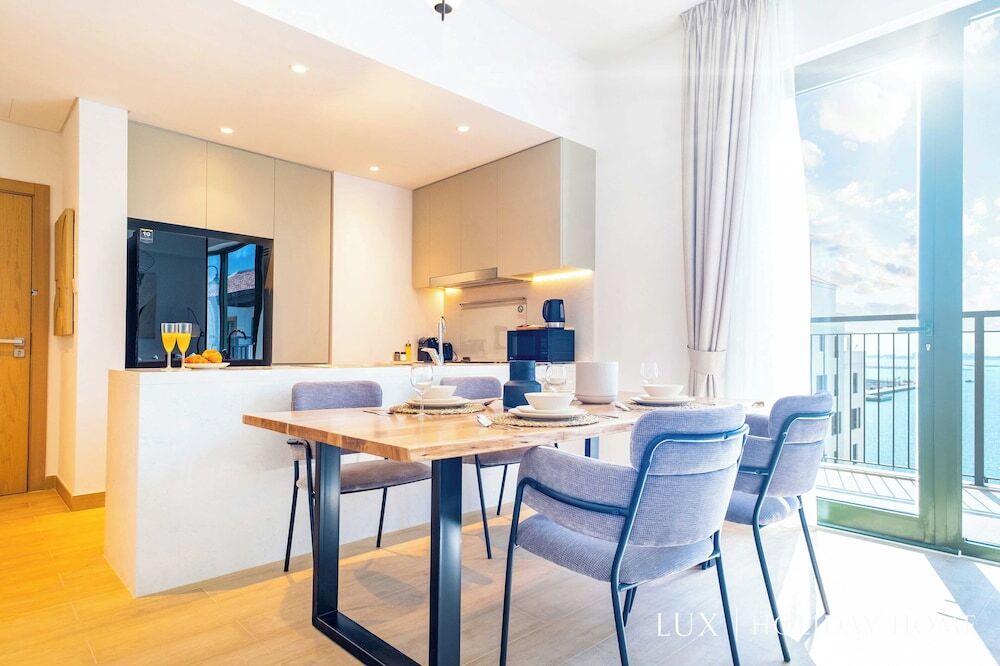 Дубай: LUX  The La Rive Sea View Suite