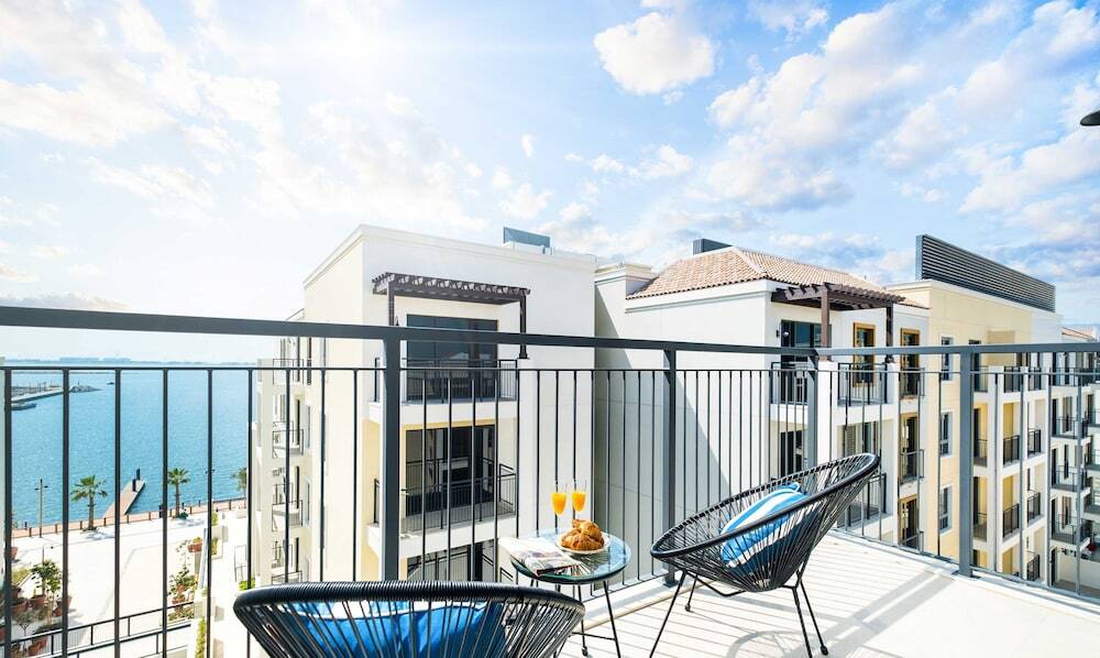 Дубай: LUX  The La Rive Sea View Suite