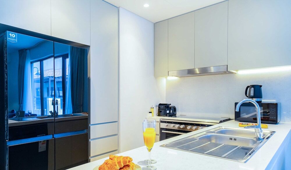 Дубай: LUX  The La Rive Sea View Suite
