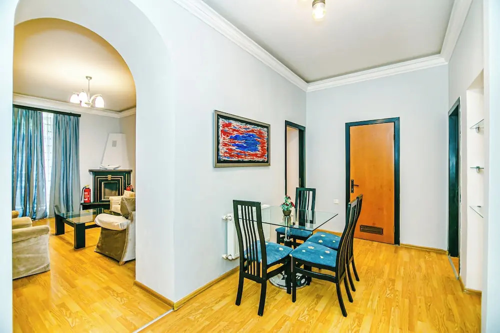 Баку: Azneft Garden Apartment