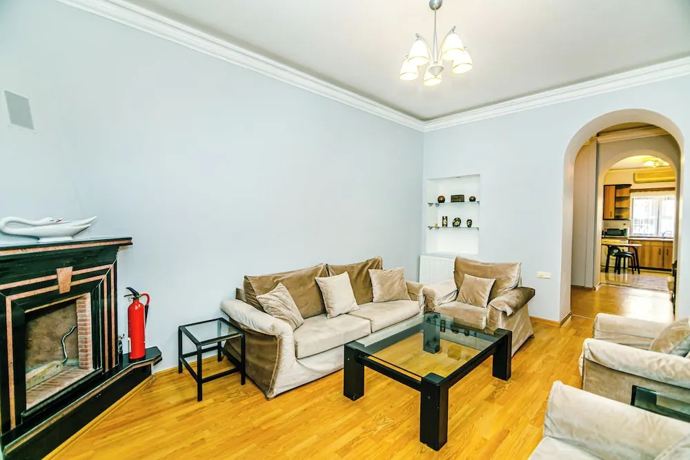 Баку: Azneft Garden Apartment