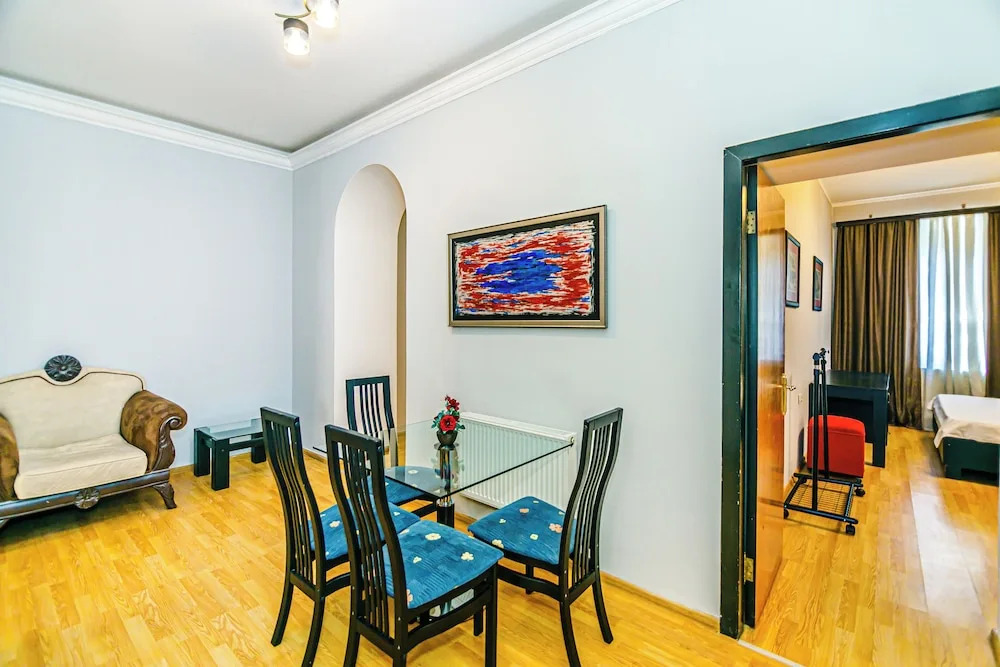 Баку: Azneft Garden Apartment